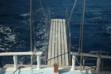 Arka planda deniz manzaralı tekne.