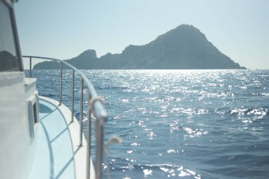 Deniz ve dağlar tekneden görünüyor..