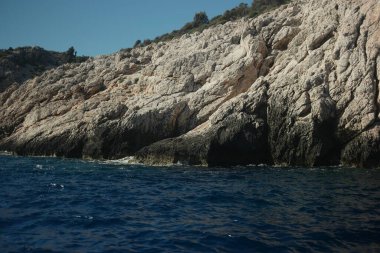 Akdeniz kıyılarında kum taşı oluşumu.