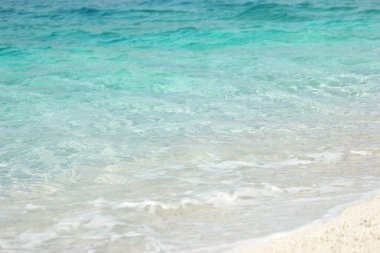 Kristal berrak turkuaz suyu olan güzel bir sahile yakın..