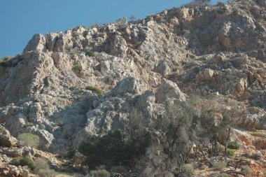 Mavi gökyüzü arkaplanındaki kayalık.