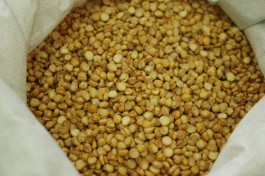 Çuvalda kurutulmuş nohut.