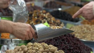 Bir kepçe dolusu cevizle..