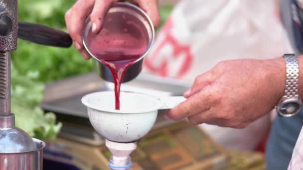 Primo piano dell'uomo che prepara il succo di melograno. — Video Stock