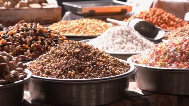 Contador de frutas secas en el mercado callejero. — Vídeos de Stock