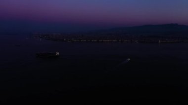 Akşamları İzmir 'in resimli görüntüsü.