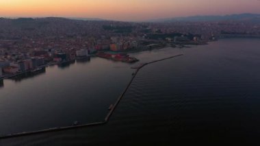 Güneş doğarken İzmir 'in kıyı manzarası.