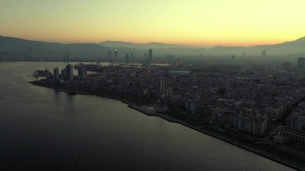 Grote metropool bij zonsopgang. Uitzicht vanaf zee. — Stockvideo