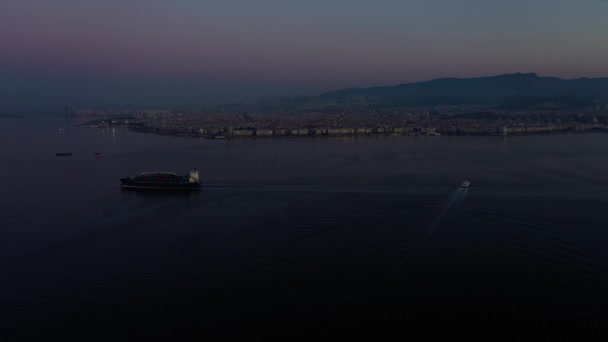 Повітряний вид утворює море ілюмінованого Ізміра вночі.. — стокове відео