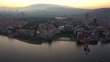 Okyanus kıyısındaki Megapolis. Büyük ekonomik şehir.