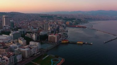 Türk kıyı kasabasının panoramik manzarası.