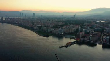 Türkiye 'nin Ege sahilindeki İzmir kenti.