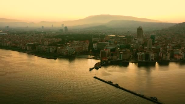 Gün batımında İzmir gökdelenlerinden deniz manzarası. — Stok video