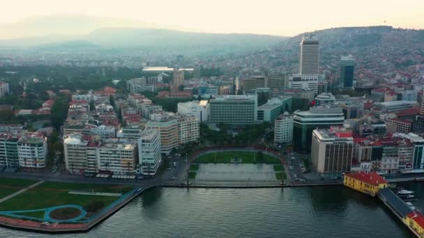 Ciudad de Izmir skyline, Turquía. Vista desde el mar Egeo. — Vídeo de stock