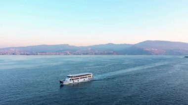 Gün batımında Ege Denizi 'nde yüzen feribot.