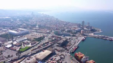 Türkiye 'nin İzmir liman ve körfezinin havadan görünüşü.