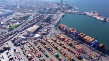 Gemiler limana yükleniyor.
