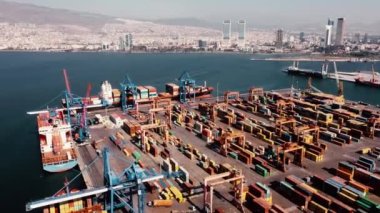 Deniz limanındaki konteynırların hava görüntüsü.