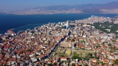 Deniz körfezi ve İzmir kentinin panoramik manzarası, Türkiye.