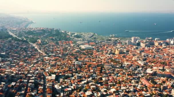 Uitzicht vanuit de lucht op Izmir stad op een zomerdag. — Stockvideo