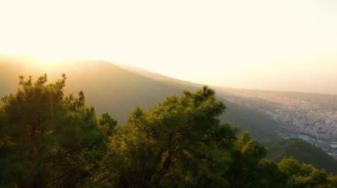 Türkiye 'de dağın yanındaki kıyı kasabasının güzel manzarası.