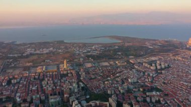 Türkiye 'nin İzmir tatil beldesinin havadan panoramik manzarası.