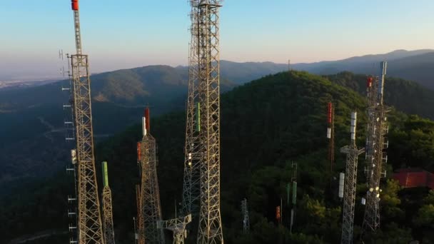 Torres eléctricas en el fondo de las montañas. — Vídeos de Stock