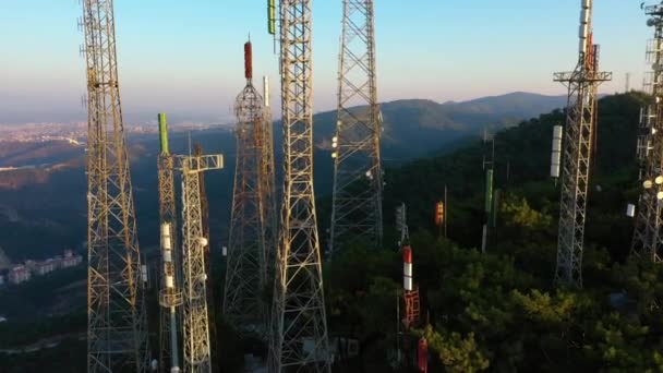 Torres de sinal de comunicação com antenas. — Vídeo de Stock
