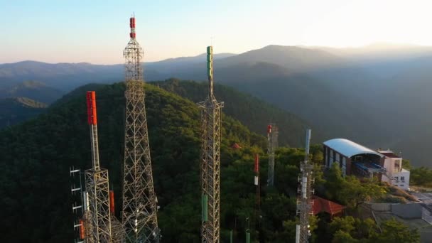 Televisão e torres de rádio com montanhas ao fundo. — Vídeo de Stock