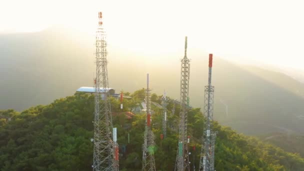 Vista panorámica aérea de las antenas de las torres de comunicación en las montañas. — Vídeo de stock