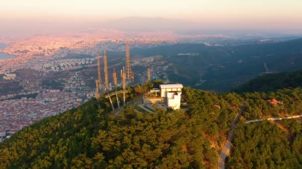 Uitzicht vanuit de lucht op de vallei aan zee aan de Egeïsche kust van Izmir, Turkije. — Stockvideo