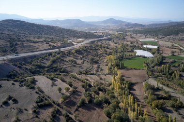 Tarımsal arazili dağ vadisinin manzaralı manzarası.