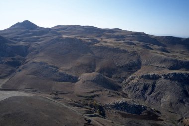 Dağlı ve mavi gökyüzü olan doğa manzarası.
