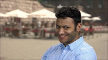 Yaklaş genç seksi adam, sessiz ol..