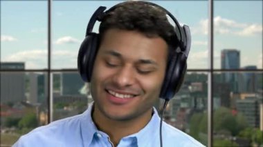 Yakın mutlu adam müzik dinlemekten zevk alıyor..