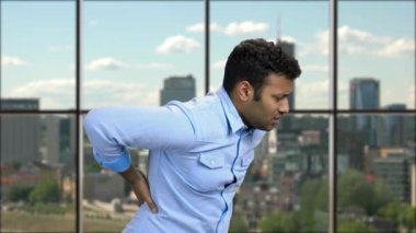 Sırt ağrısı çeken yakışıklı genç adam..