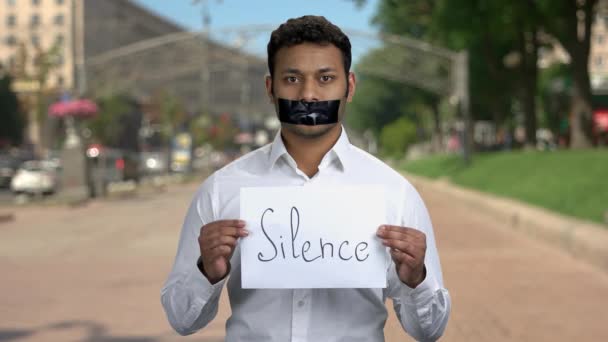 Hombre censurado con cinta negra sobre la boca al aire libre. — Vídeos de Stock