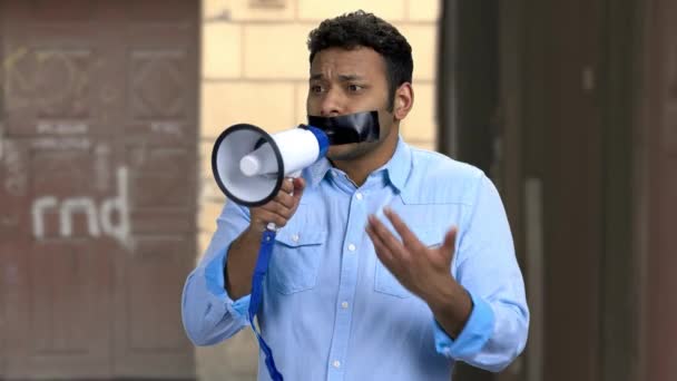 Мужчина-протестующий с мегафоном на открытом воздухе. — стоковое видео