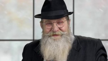 Kamerayla konuşan şapkalı komik adamı kapat..