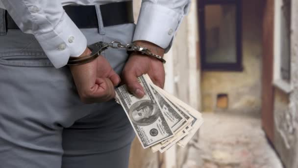 Close up handcuffed man holding money. — Stock Video