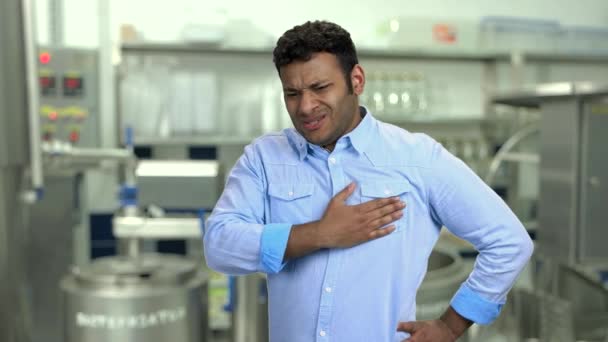 가슴 통증으로 고통받고 있는 젊은 남자를 닫아. — 비디오