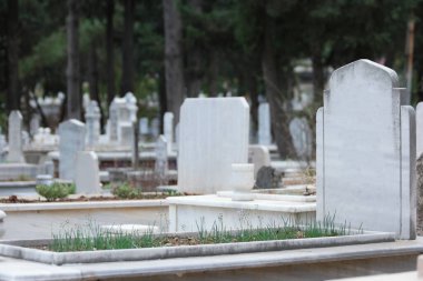 Müslüman mezarlığında mezar taşıyla. Mezar arkaplanı.