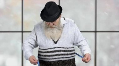 Şişko kıdemli adam karnını ölçüyor..