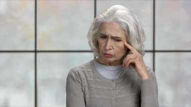 Migreni olan aşırı kasklı olgun bir kadın..