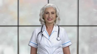Güzel bayan doktor kameraya bakıyor..