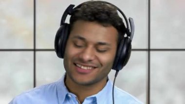 Müzik dinleyen mutlu stil adamı kapat..