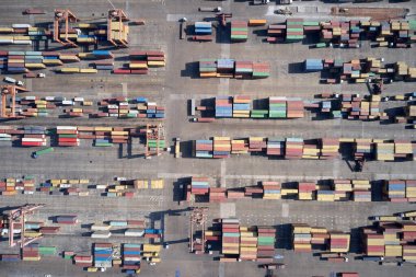 Konteynırlarla rıhtımın havadan görüntüsü. İzmir, Türkiye.