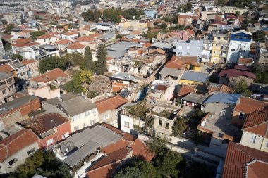 Banliyödeki kırmızı çatılar. Şehir görünümü.