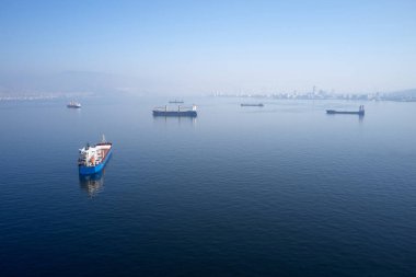 Denizde giden kargo gemileri. Mavi deniz manzarası.