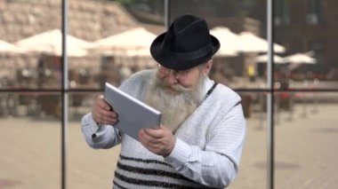 Taşınabilir tablette komik bir son sınıf öğrencisi oyunu oynuyor.